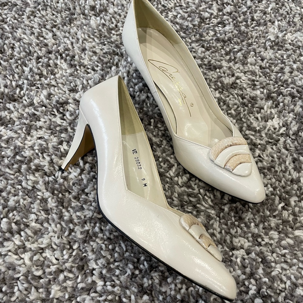 New vintage Caressa #28032 off white leather Stilleto pumps Spain size 9M
